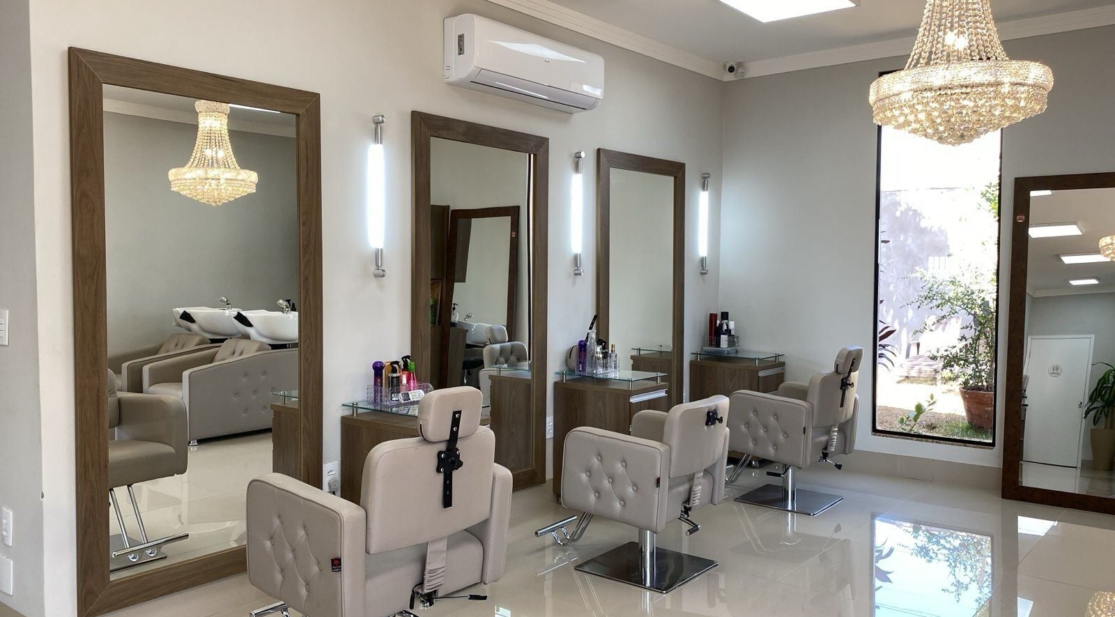 Interior sofisticado de beleza no Studio Juliana Baets, São Paulo, São Paulo, BR.