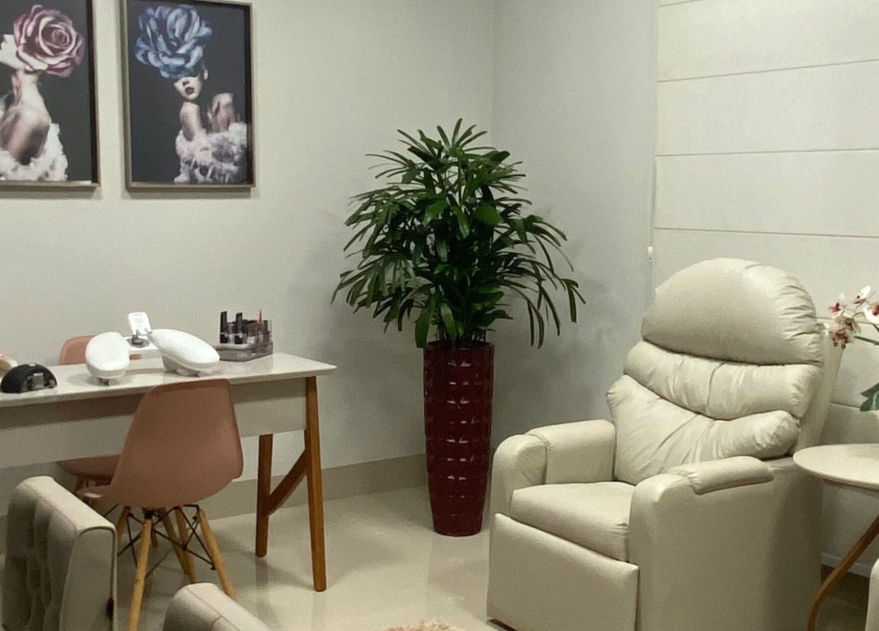 Sala elegante no Studio Juliana Baets, São Paulo, com poltrona confortável e decoração refinada.