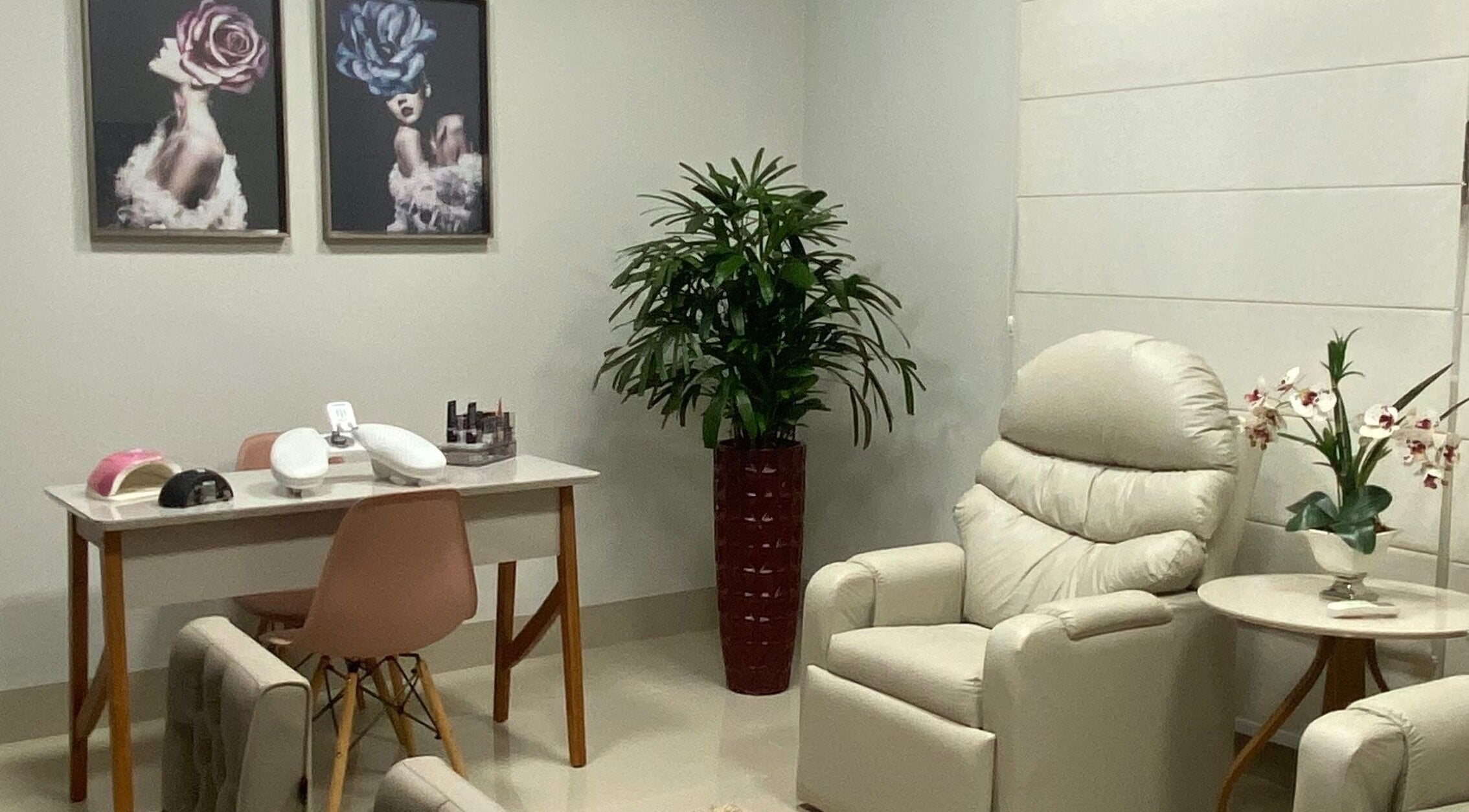 Sala elegante no Studio Juliana Baets, São Paulo, com poltrona confortável e decoração refinada.