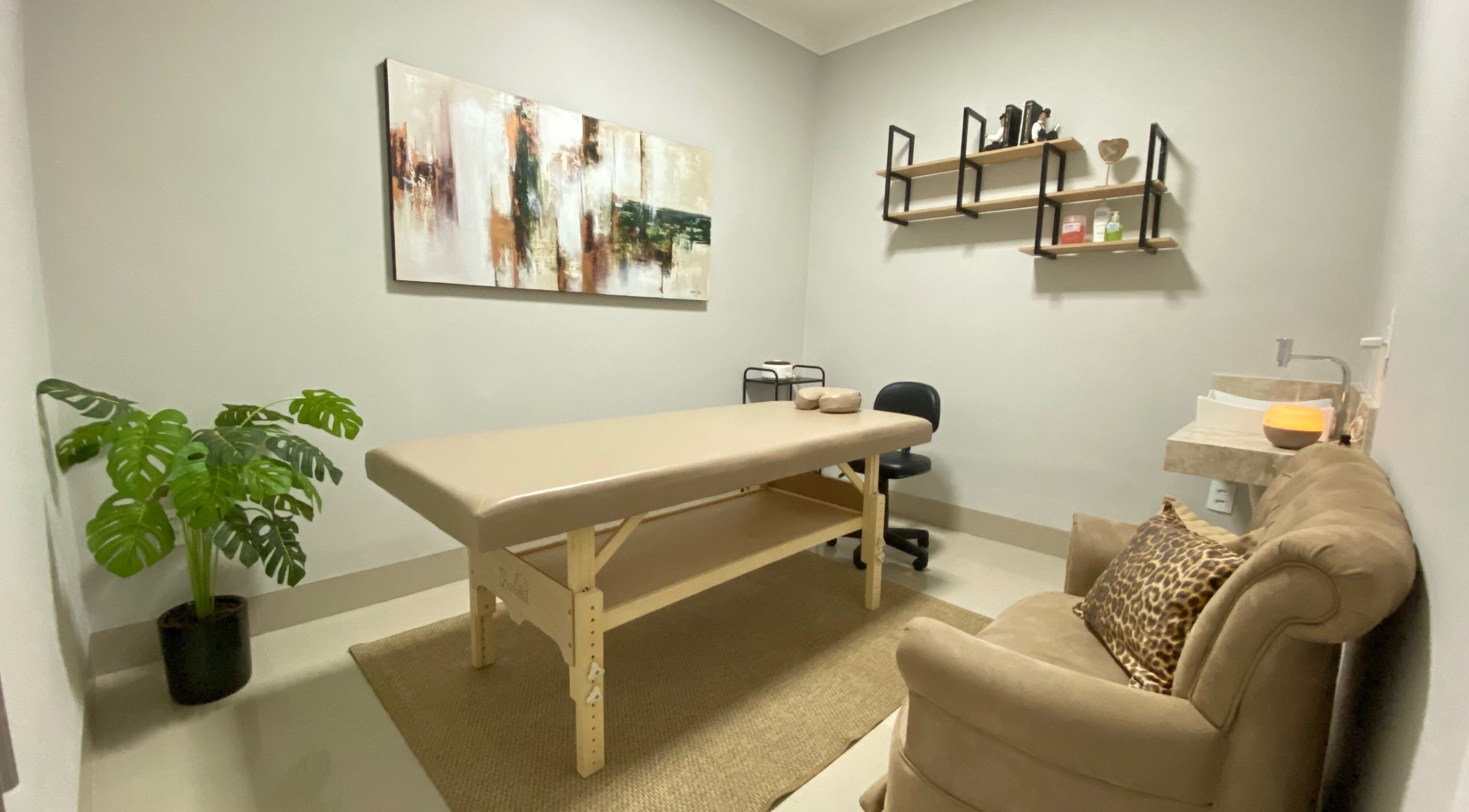 Sala de terapia no Studio Juliana Baets com mesa, cadeira e decoração em São Paulo, São Paulo, BR.