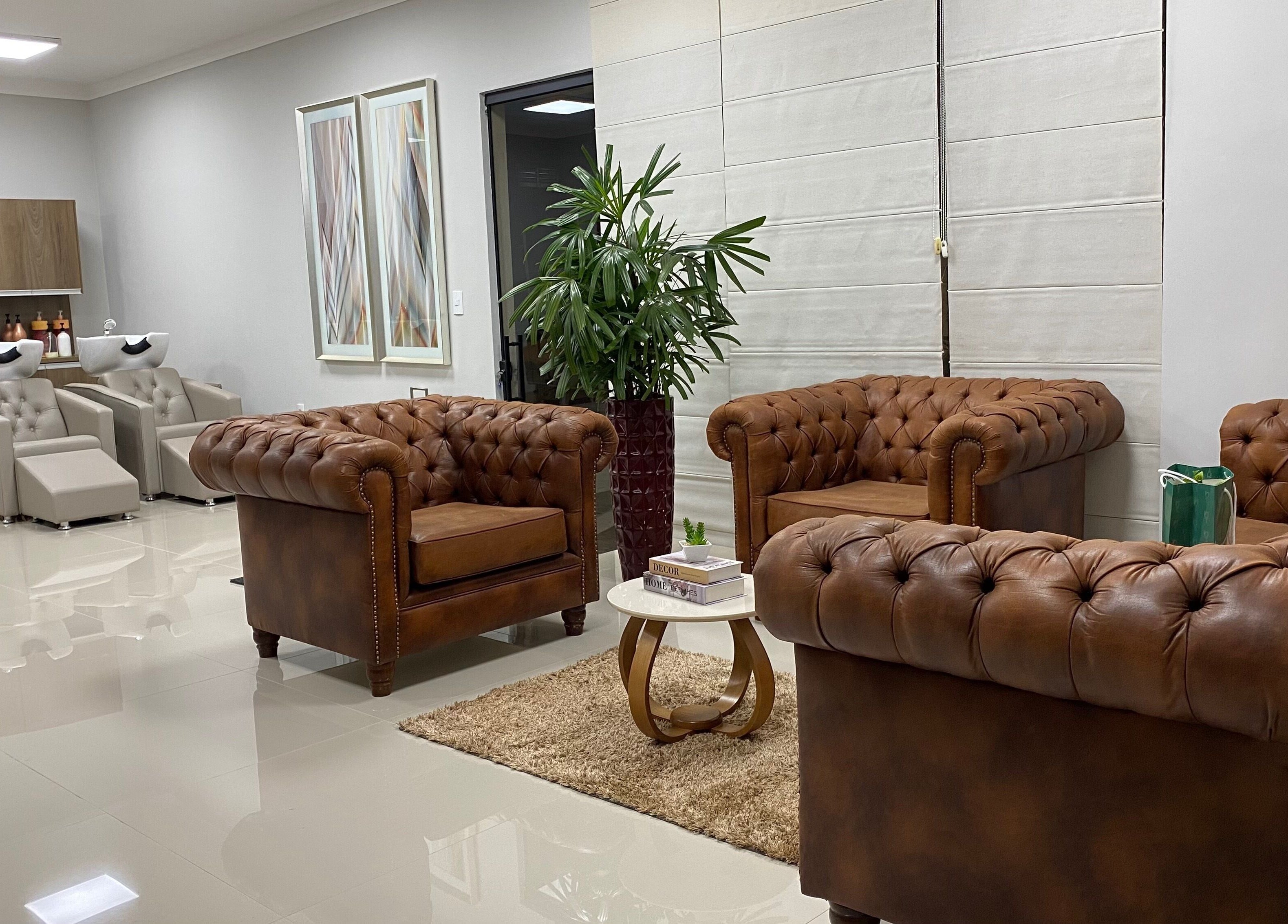 Área de espera sofisticada no Studio Juliana Baets, São Paulo, São Paulo, BR, com poltronas de couro.