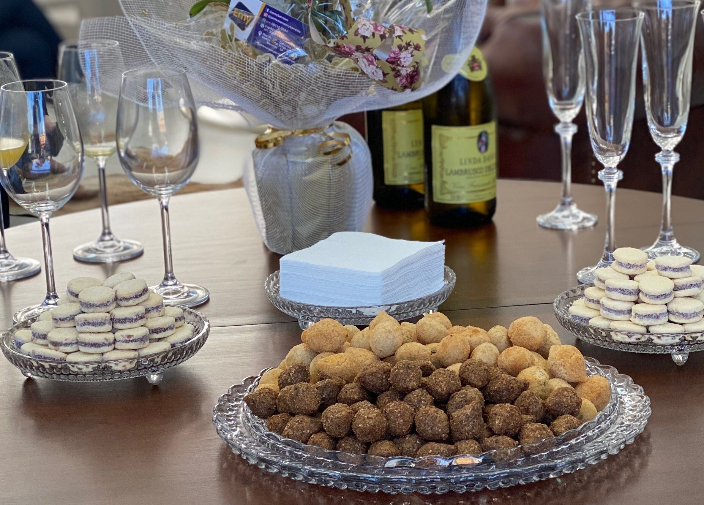 Mesa com doces e bebidas no Studio Juliana Baets, São Paulo, São Paulo, BR, criando ambiente acolhedor.