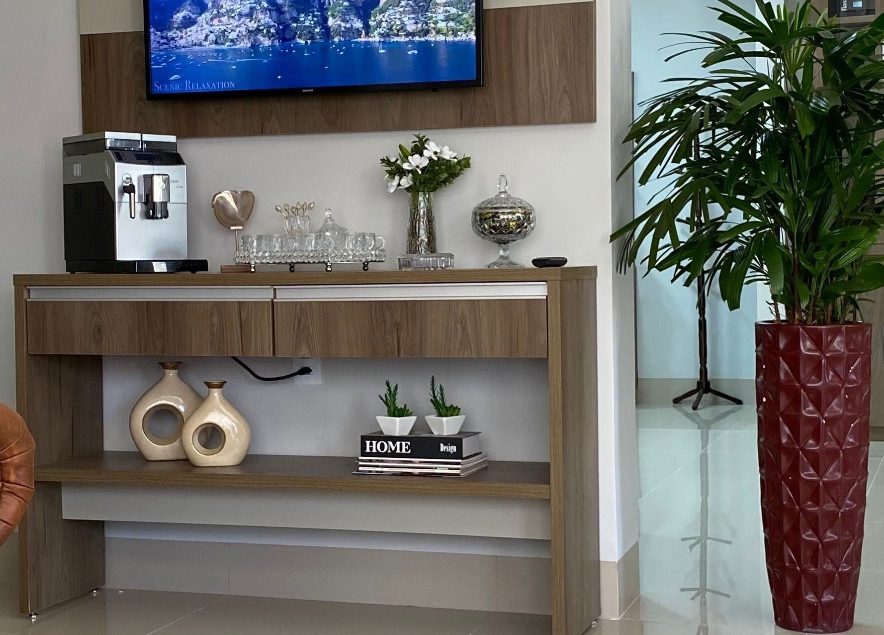 Espaço acolhedor e sofisticado do Studio Juliana Baets em São Paulo, São Paulo, BR com decoração elegante.