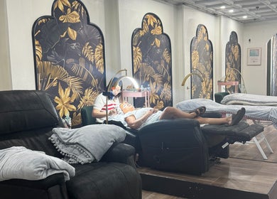 Comfortable eyelash extension session at Lash Of Luxury, Los Gatos, California, US with elegant decor.