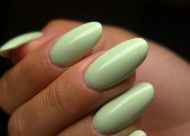 Unghie verde pastello presso Flamingonails di Tanca Paola a Ponte San Pietro, Lombardia, IT.