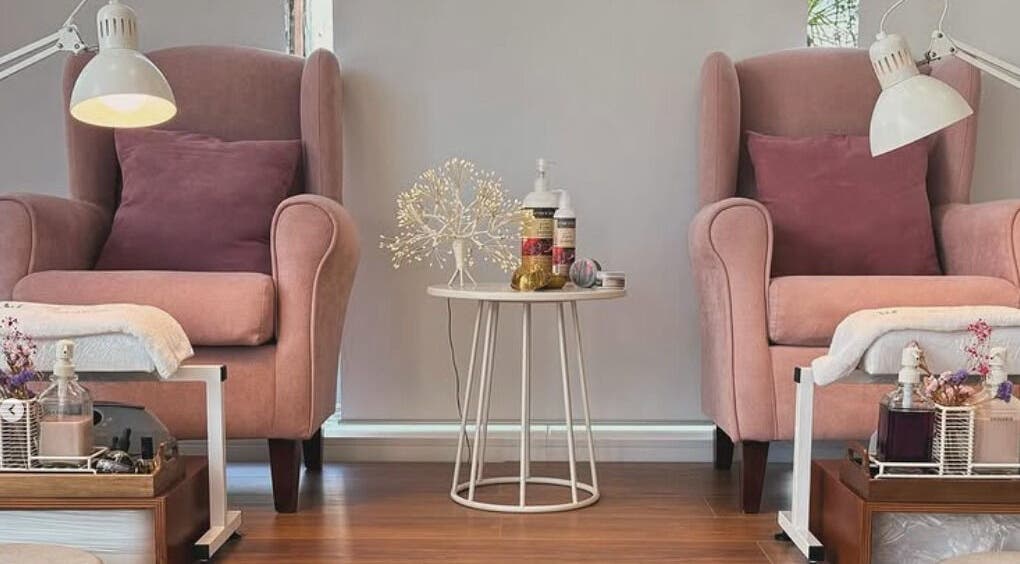 Sillones acogedores en Salón Coqueta Nails&Beauty, Santiago De Compostela, ES, crean un espacio de confort y elegancia.