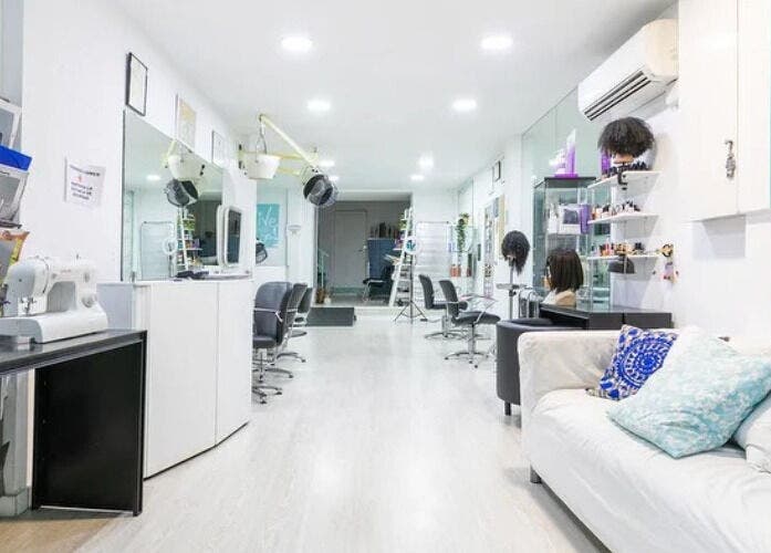 Interior del salón Mi Espacio Rizado Sepúlveda, Barcelona, Catalunya, ES, con decoración acogedora.