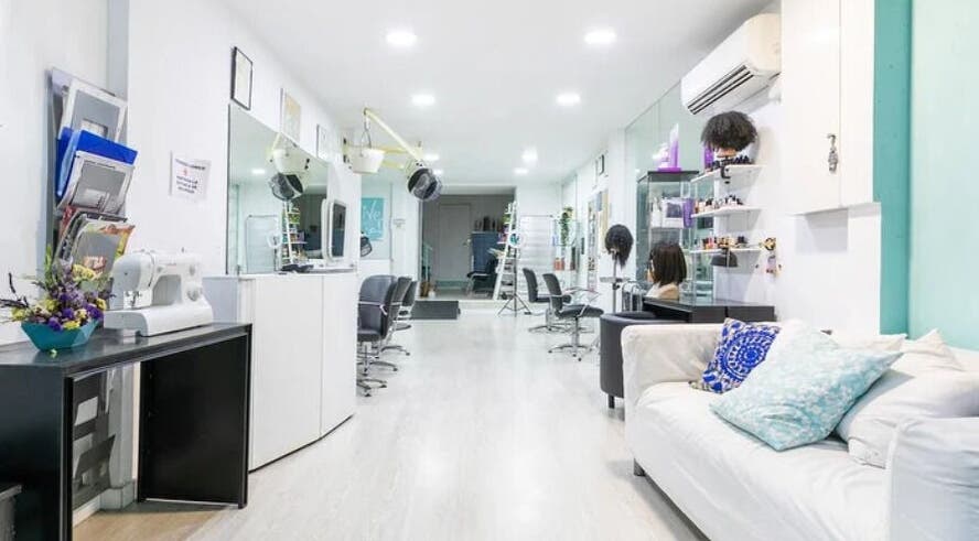 Interior del salón Mi Espacio Rizado Sepúlveda, Barcelona, Catalunya, ES, con decoración acogedora.