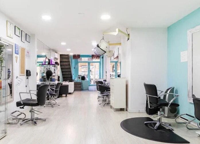 Salón elegante en Mi Espacio Rizado Sepúlveda, Barcelona, Catalunya, ES. Sillas modernas y decoración acogedora.