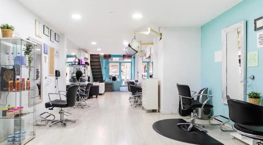 Salón elegante en Mi Espacio Rizado Sepúlveda, Barcelona, Catalunya, ES. Sillas modernas y decoración acogedora.