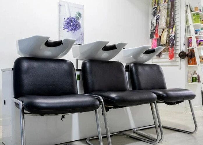 Área de lavacabezas en Mi Espacio Rizado Sepúlveda, Barcelona, Catalunya, ES, con sillas negras modernas.