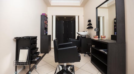 The Hair District Co, bilde 2