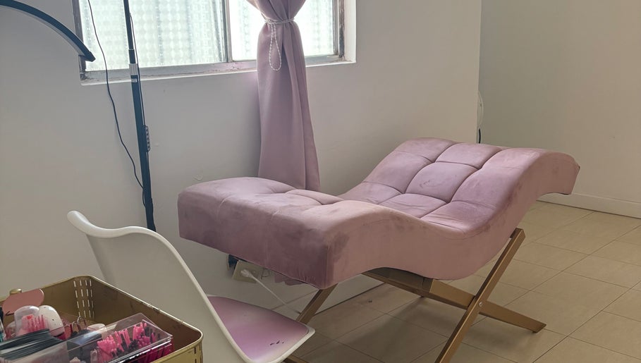 Silla de belleza en LUX Lash Studio, Chihuahua, MX lista para tratamientos de belleza especializados.