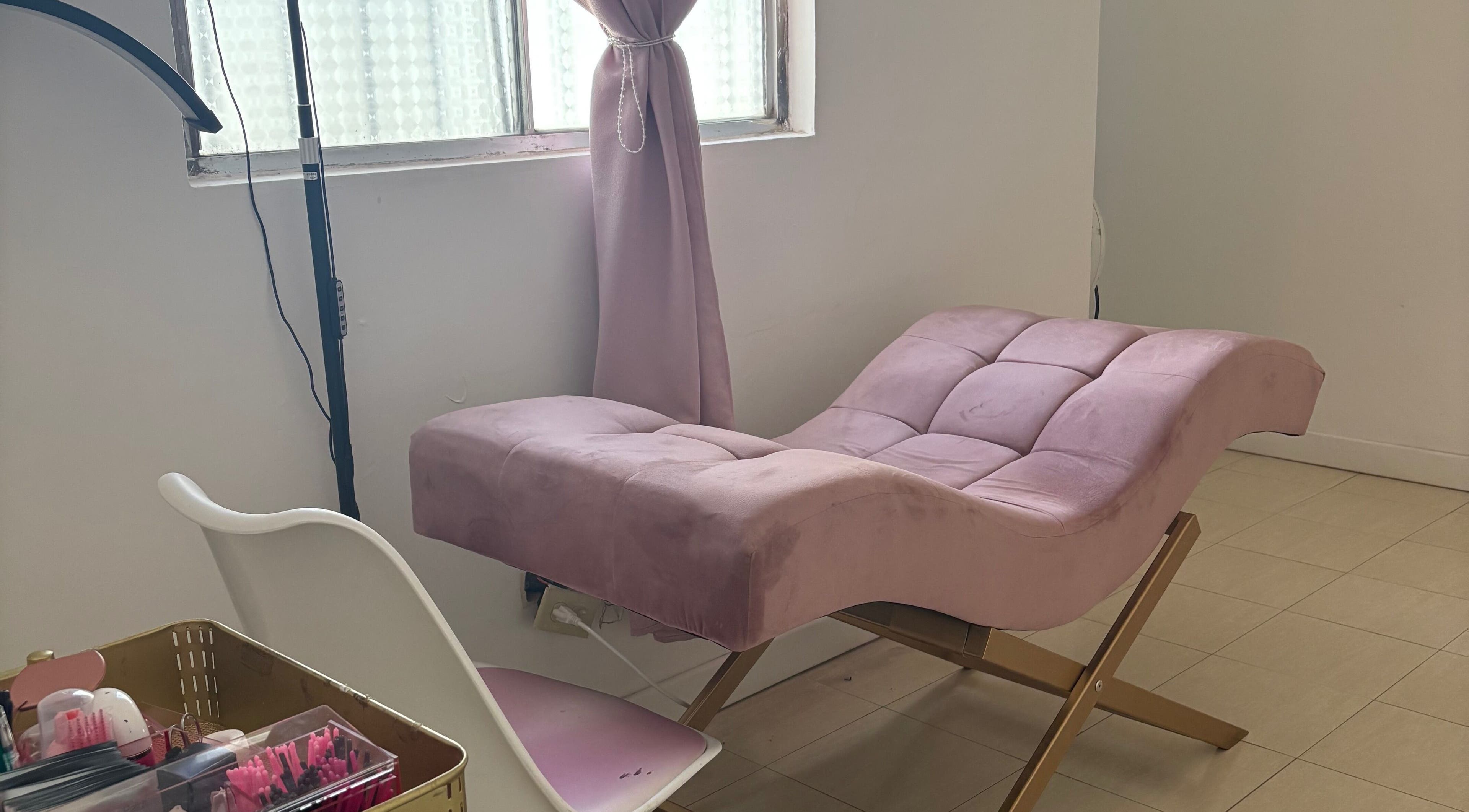 Silla de belleza en LUX Lash Studio, Chihuahua, MX lista para tratamientos de belleza especializados.