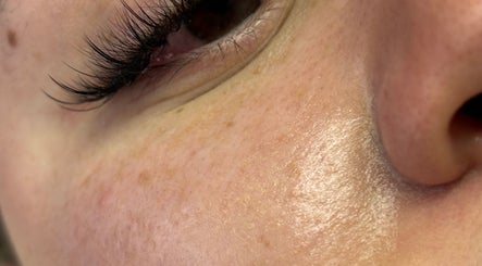 Detalle de pestañas largas en LUX Lash Studio, Chihuahua, Chihuahua, MX.