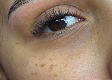 Primer plano de pestañas realzadas en LUX Lash Studio, Chihuahua, Chihuahua, MX.