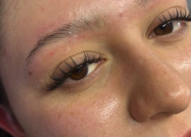 Close-up de extensiones de pestañas en LUX Lash Studio, Chihuahua, Chihuahua, MX.
