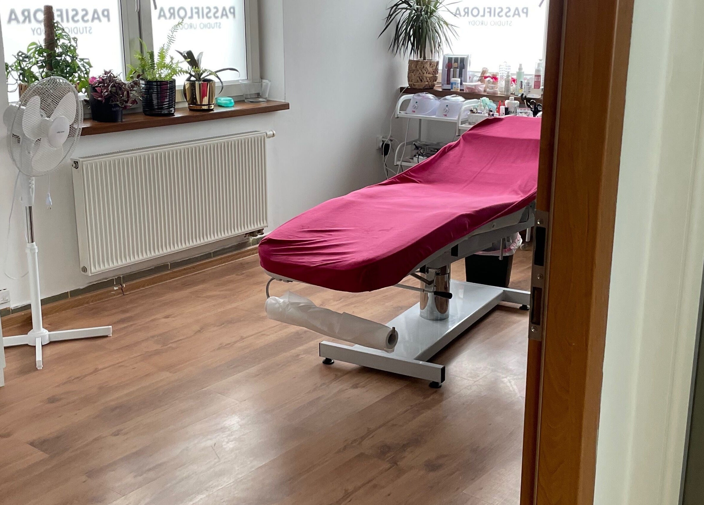 Wnętrze Studio Urody Passiflora S.C. w Białystok, Województwo Podlaskie, PL. Widoczne łóżko do zabiegów.