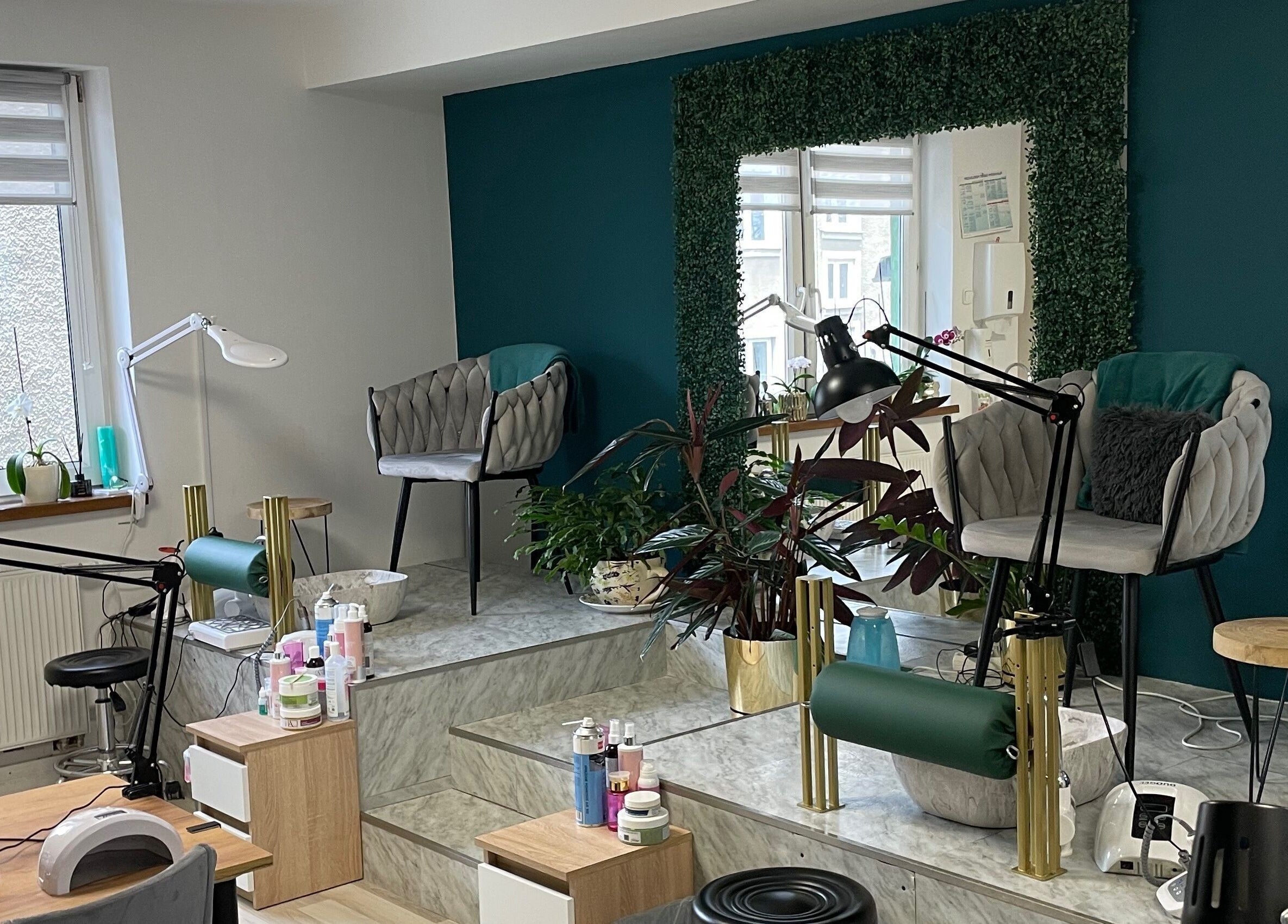 Nowoczesne wnętrze Studio Urody Passiflora S.C. w Białystok, Województwo Podlaskie, PL z zielonym wystrojem.