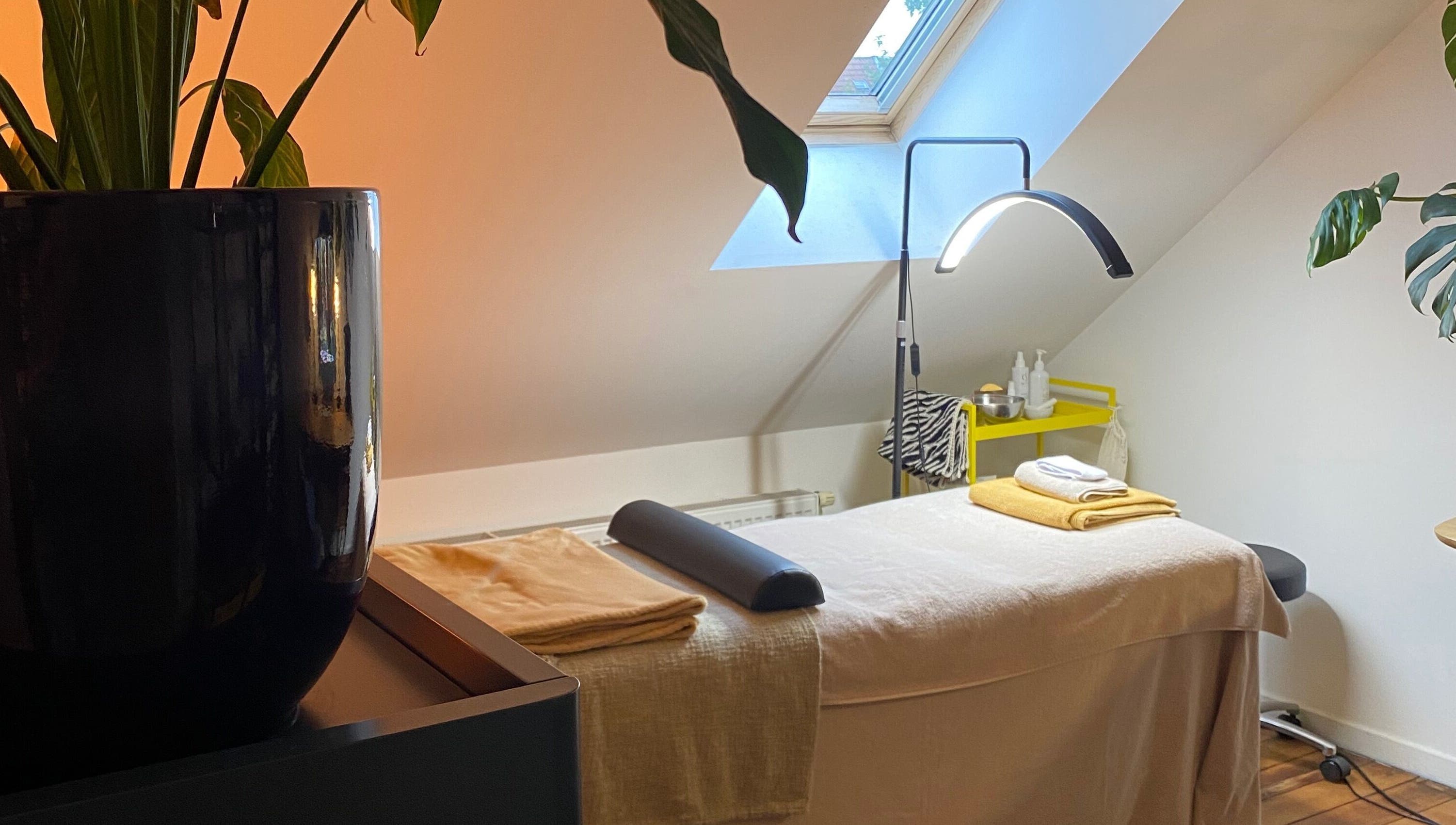 Verzorgde spa-ruimte bij Mariachi in Mechelen, Vlaams Gewest, BE met behandelbed en sfeervolle verlichting.