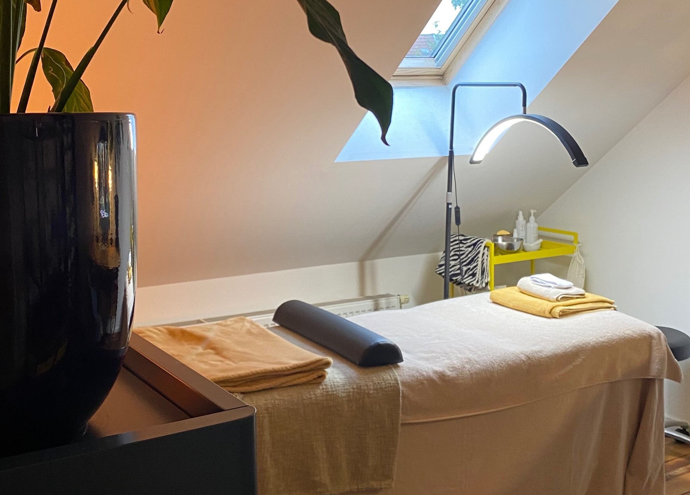 Verzorgde spa-ruimte bij Mariachi in Mechelen, Vlaams Gewest, BE met behandelbed en sfeervolle verlichting.