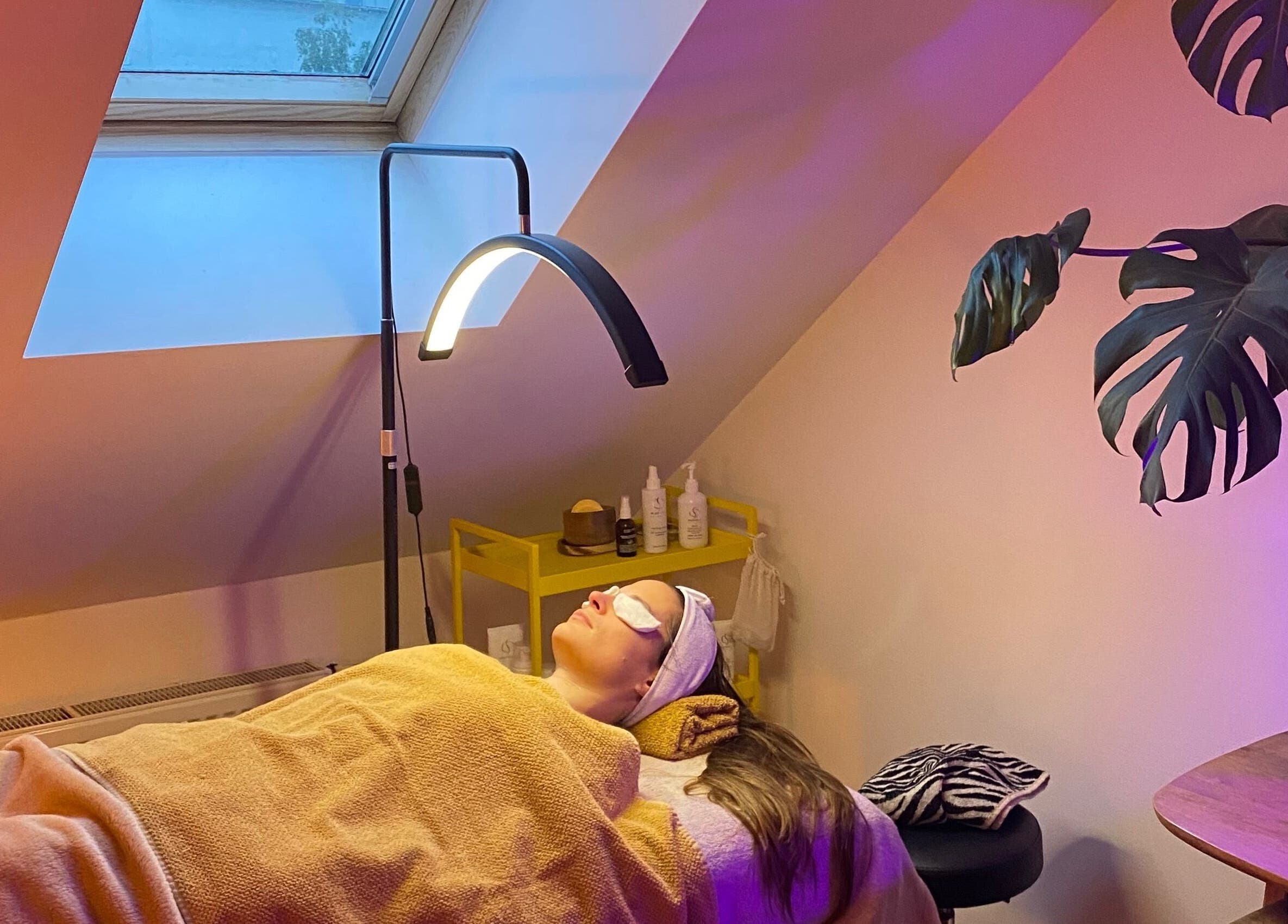 Gezellige wellnessruimte bij Mariachi in Mechelen, Vlaams Gewest, BE, met ontspannen klant onder gezichtsbehandeling.