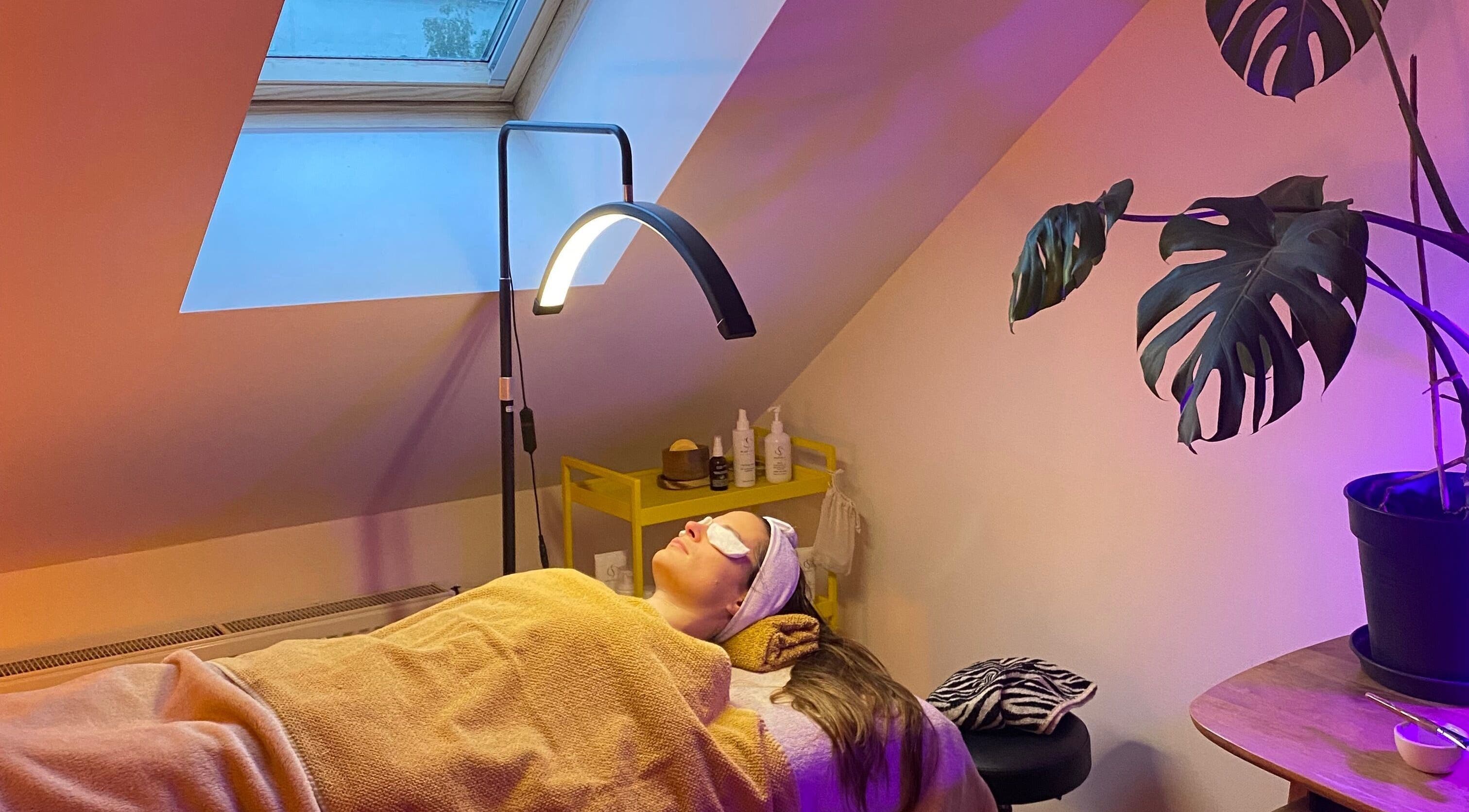 Gezellige wellnessruimte bij Mariachi in Mechelen, Vlaams Gewest, BE, met ontspannen klant onder gezichtsbehandeling.