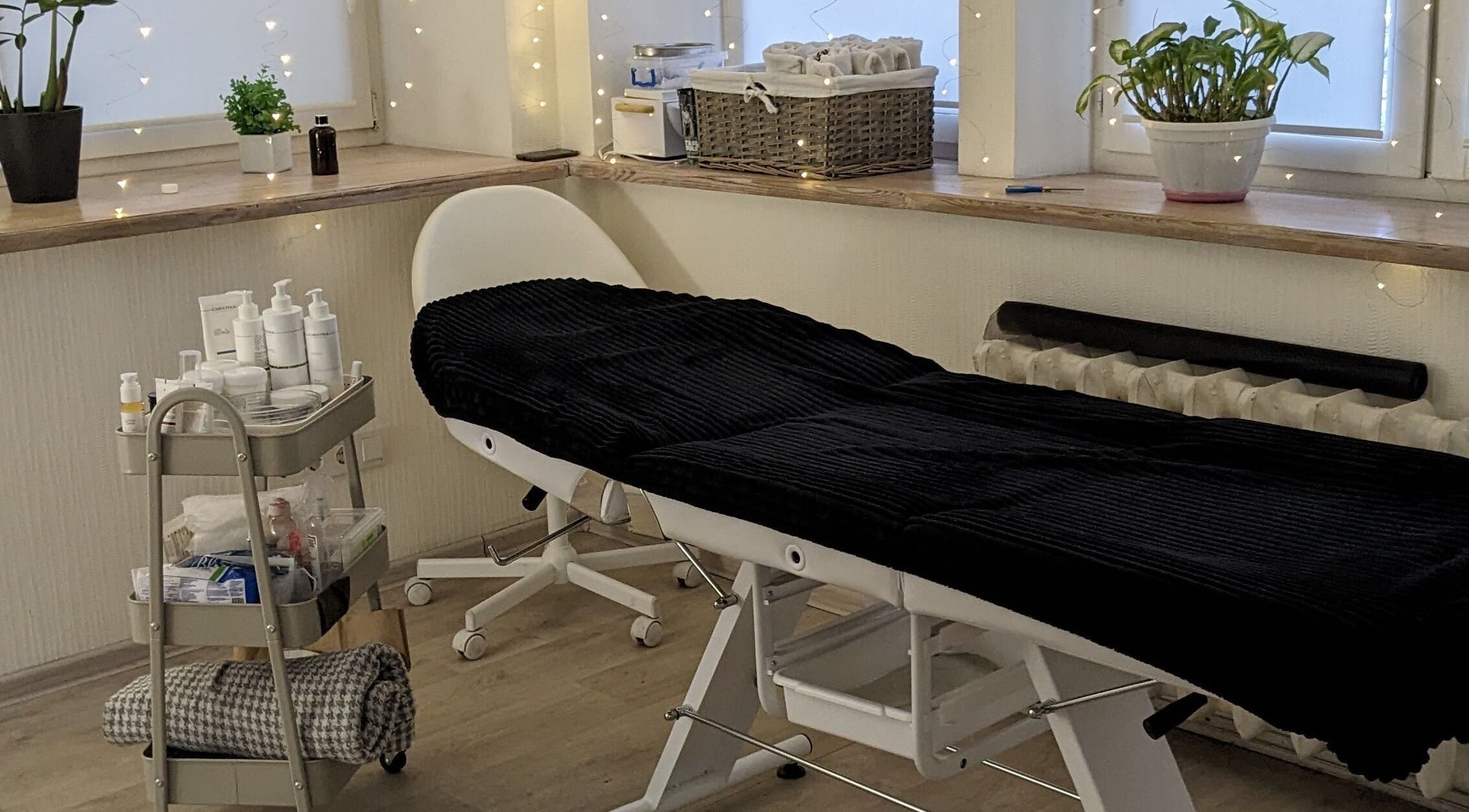 Затишний кабінет у Простір краси, Київ, Місто Київ, UA з комфортним масажним столом.