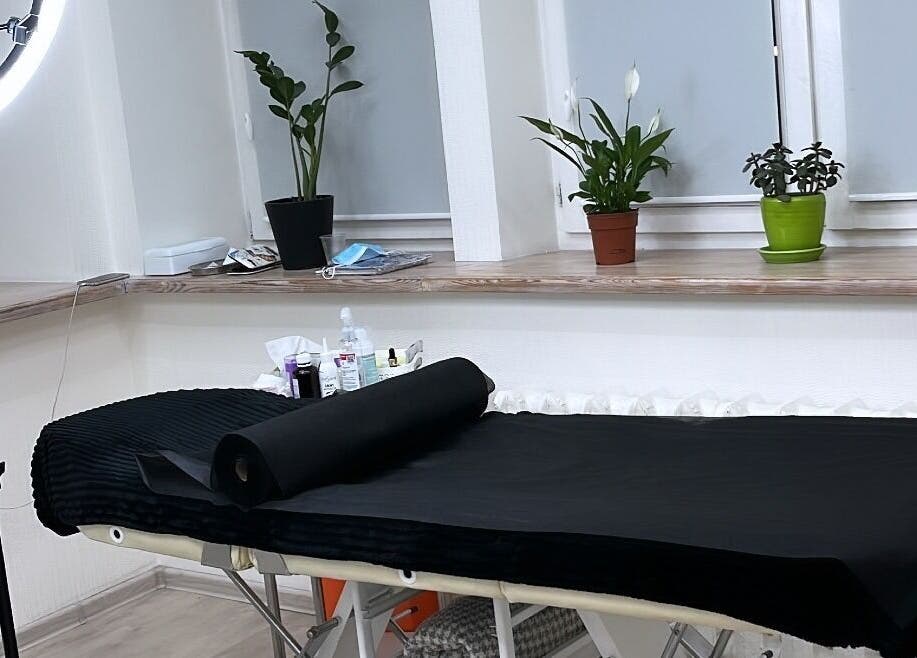 Затишний кабінет у Простір краси, Київ, Місто Київ, UA зі столом для процедур та рослинами.