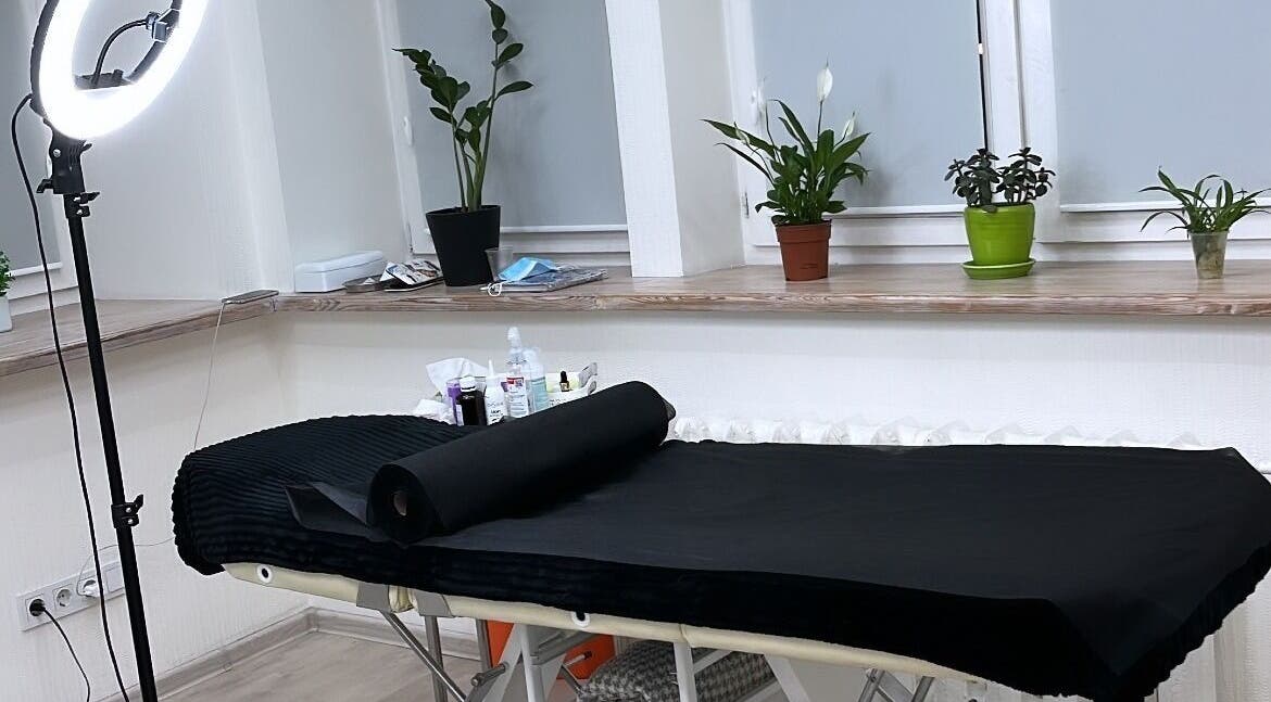 Затишний кабінет у Простір краси, Київ, Місто Київ, UA зі столом для процедур та рослинами.