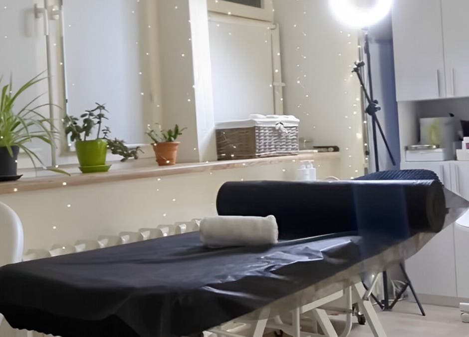 Сучасна кімната для процедур у Простір краси, Київ, Місто Київ, UA, з декоративними рослинами.