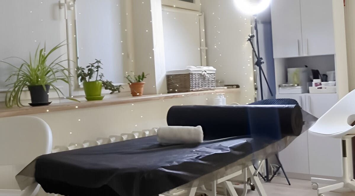 Сучасна кімната для процедур у Простір краси, Київ, Місто Київ, UA, з декоративними рослинами.