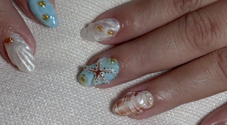 Beach-inspired nail art from DR Nails + Lash in Pasig, Metro Manila, PH features seashell and starfish designs.