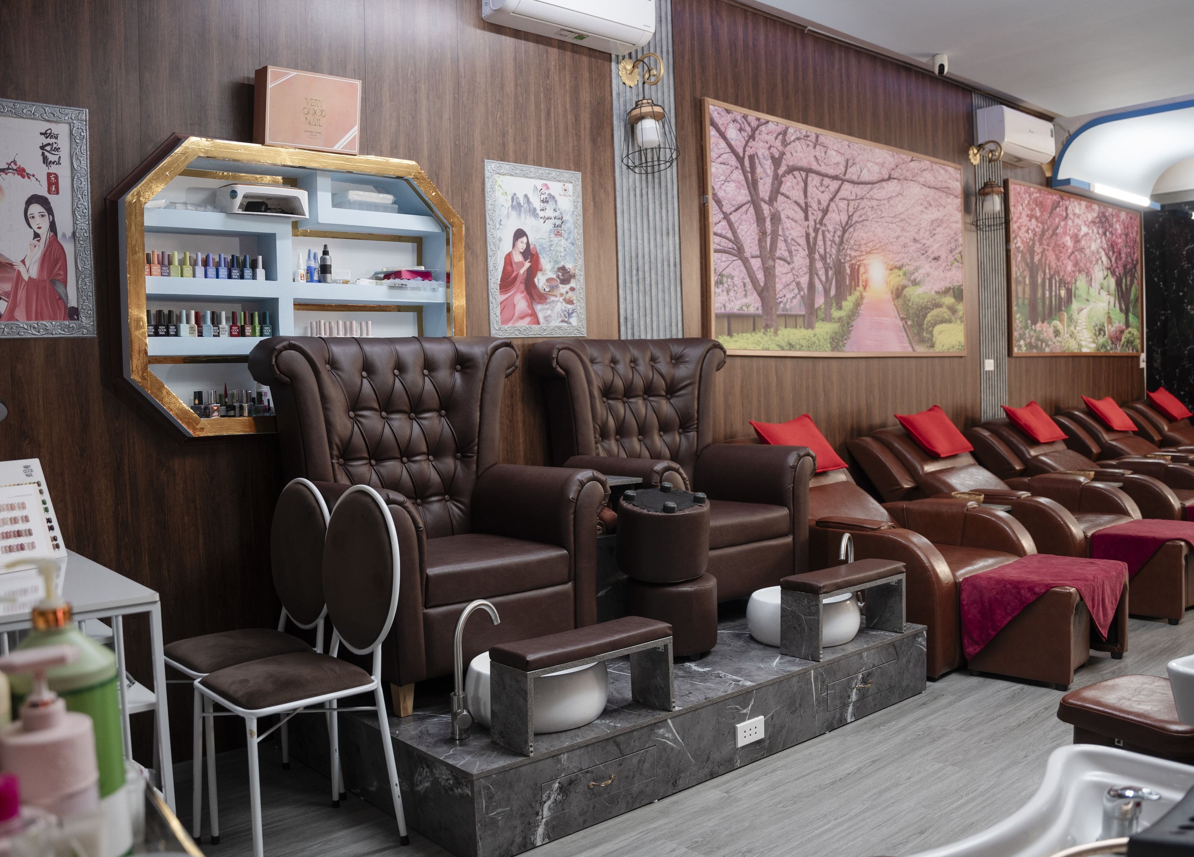 Nội thất sang trọng tại Solis Spa, Đà Nẵng, Đà Nẵng, VN, với ghế salon đẳng cấp và trang trí tinh tế.