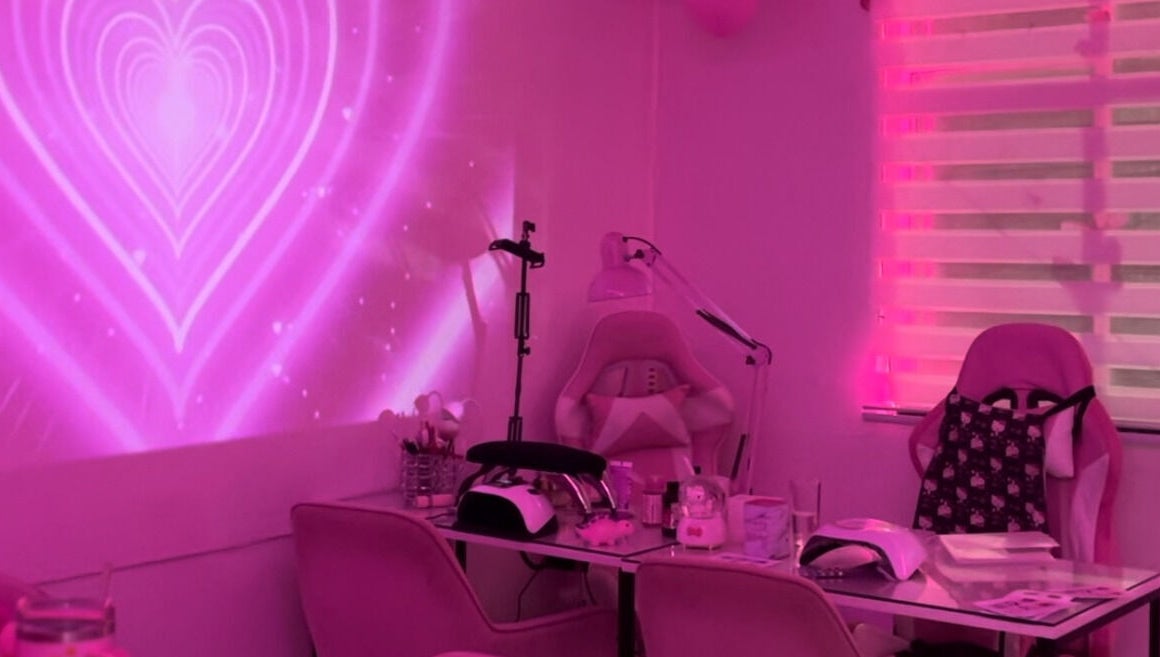 Espacio en Salon rosa Ayleenda uñas pestañas cursos joyas de Quilpué, Valparaíso, CL, con luz rosa notable.