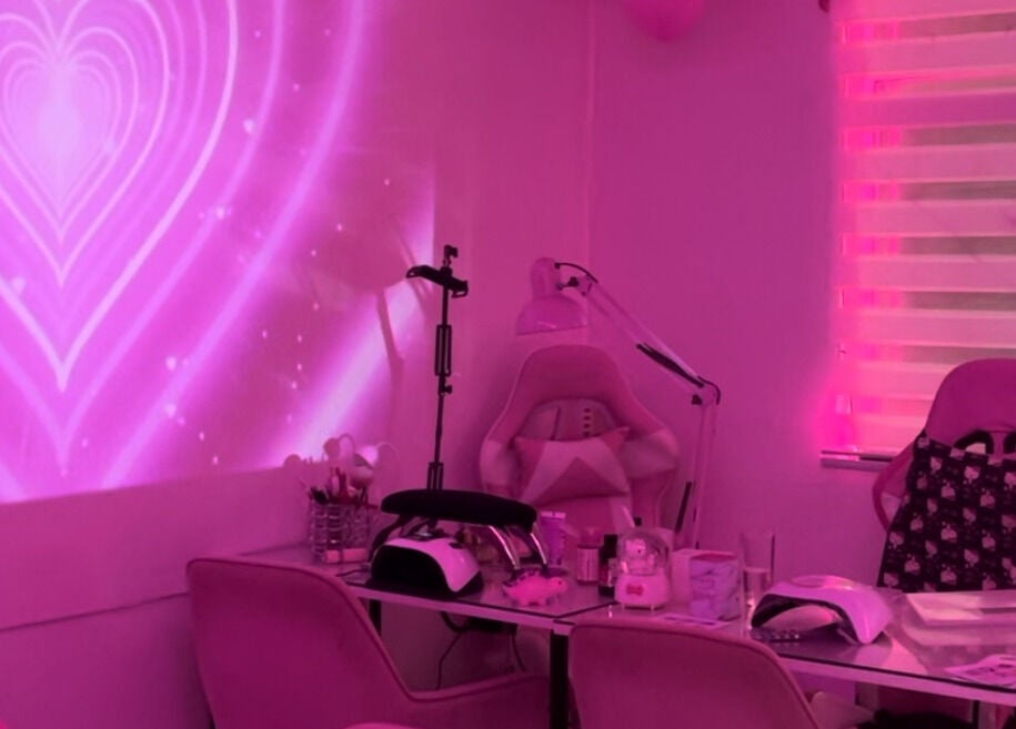 Espacio en Salon rosa Ayleenda uñas pestañas cursos joyas de Quilpué, Valparaíso, CL, con luz rosa notable.