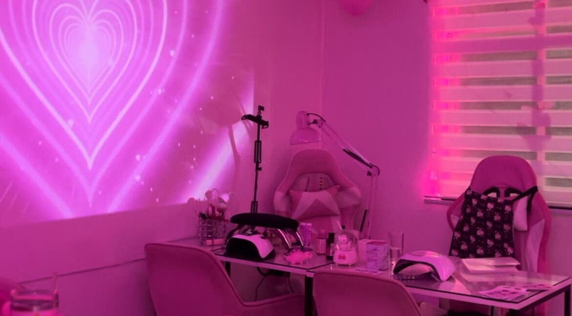 Espacio en Salon rosa Ayleenda uñas pestañas cursos joyas de Quilpué, Valparaíso, CL, con luz rosa notable.