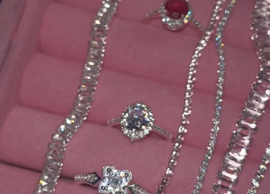 Elegantes joyas brillantes de Salon rosa Ayleenda uñas pestañas cursos joyas de Quilpué, Quilpué, Valparaíso, CL.