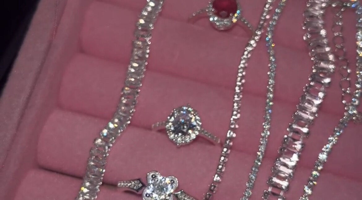 Elegantes joyas brillantes de Salon rosa Ayleenda uñas pestañas cursos joyas de Quilpué, Quilpué, Valparaíso, CL.