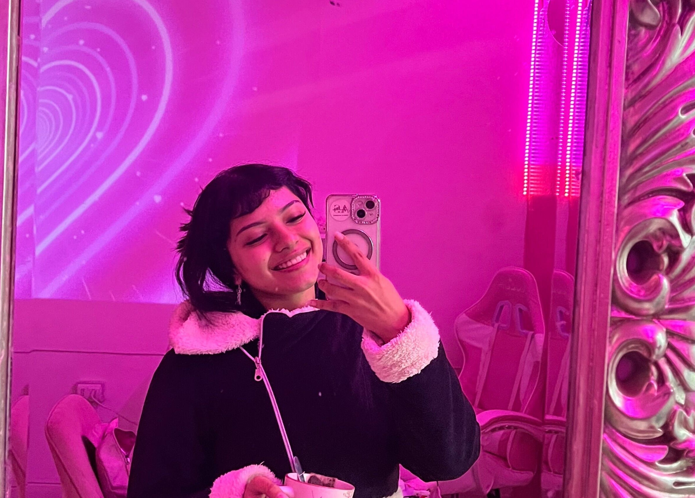 Espejo retroiluminado con luces rosas en Salon rosa Ayleenda uñas pestañas cursos joyas de Quilpué, Valparaíso, CL.