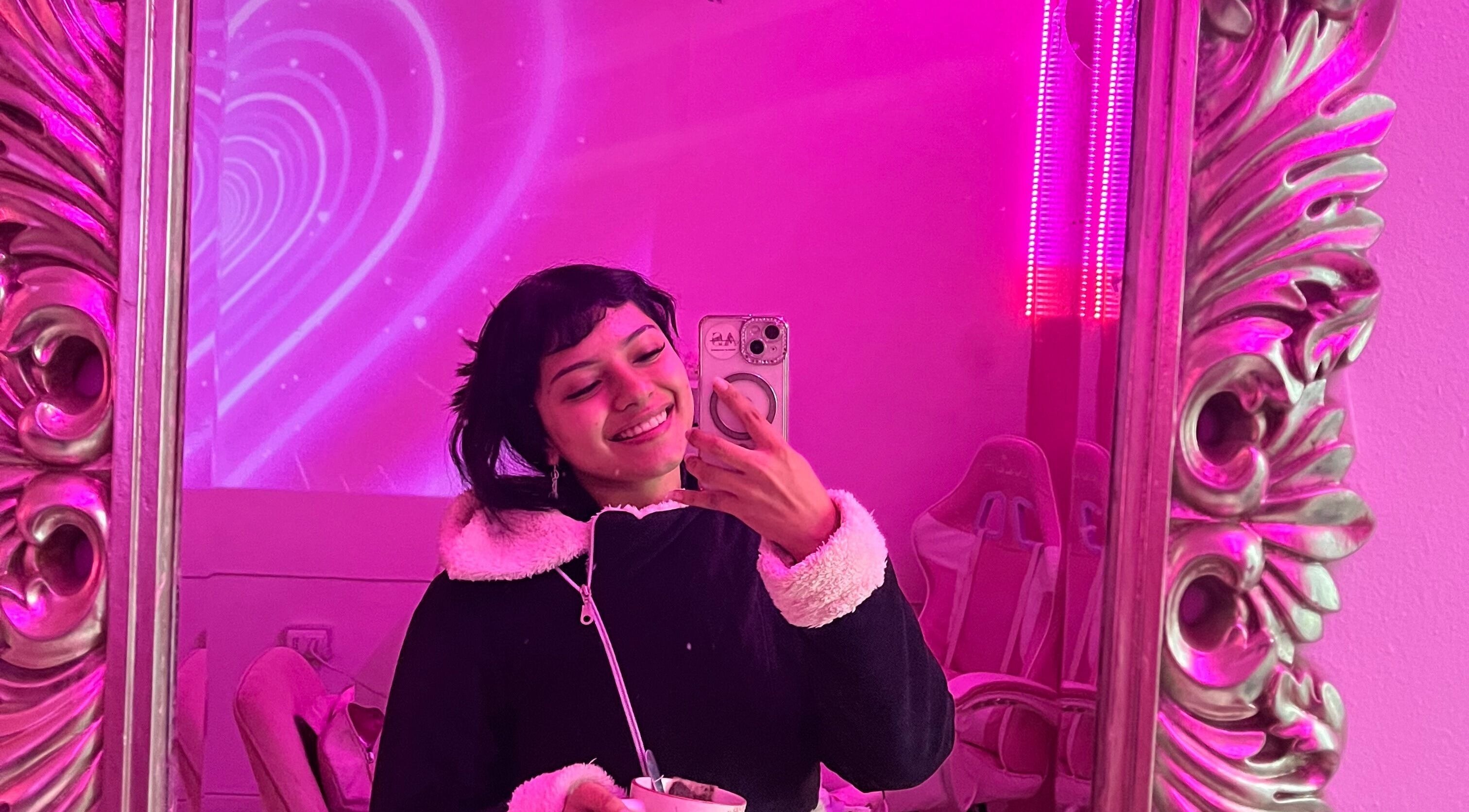 Espejo retroiluminado con luces rosas en Salon rosa Ayleenda uñas pestañas cursos joyas de Quilpué, Valparaíso, CL.