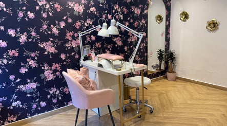 Cozy Nailful Salon interior in Jeddah, Makkah Province, SA with floral decor and pink accents.