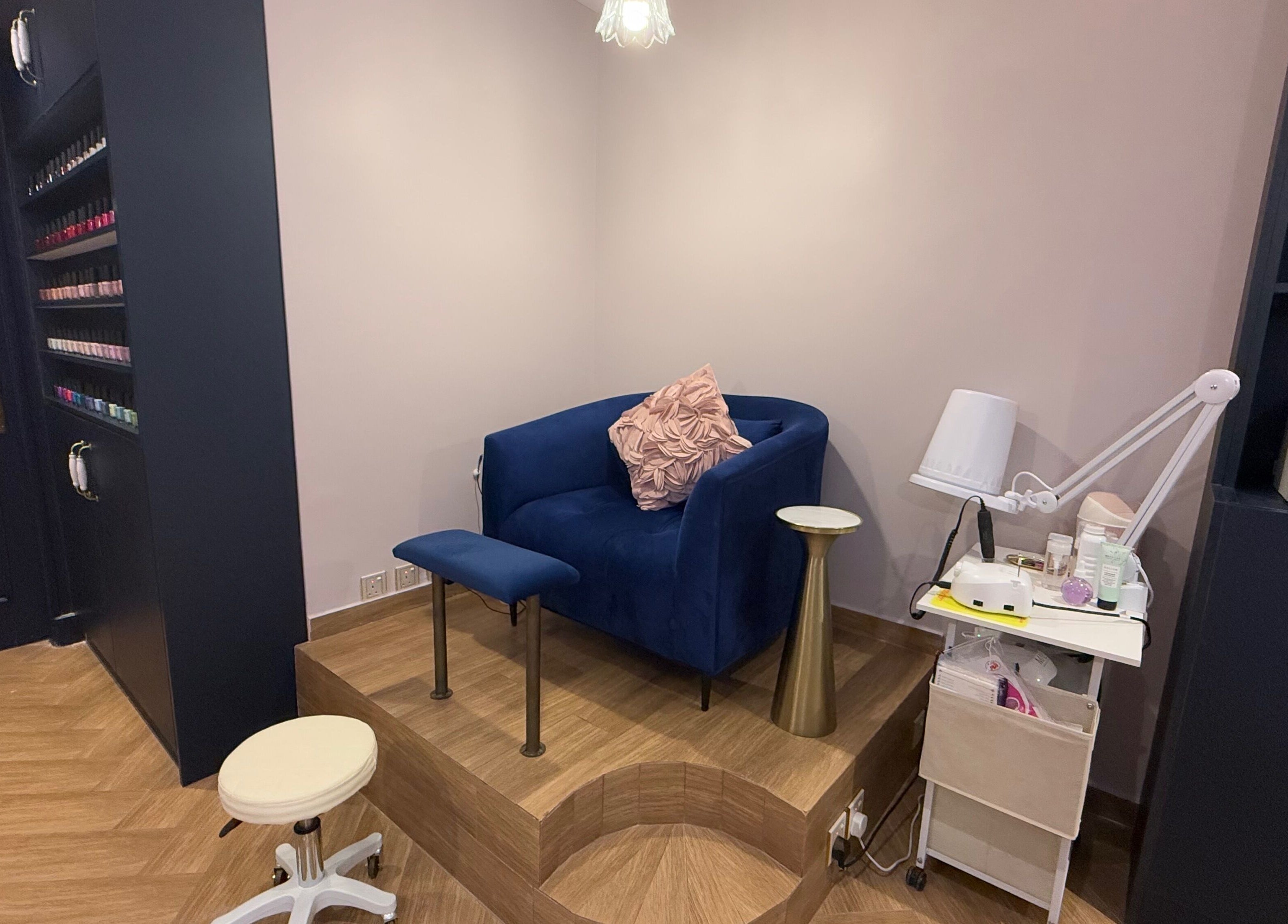 Elegant nail salon setup at Nailful Salon, Jeddah with a plush blue chair and manicure station.