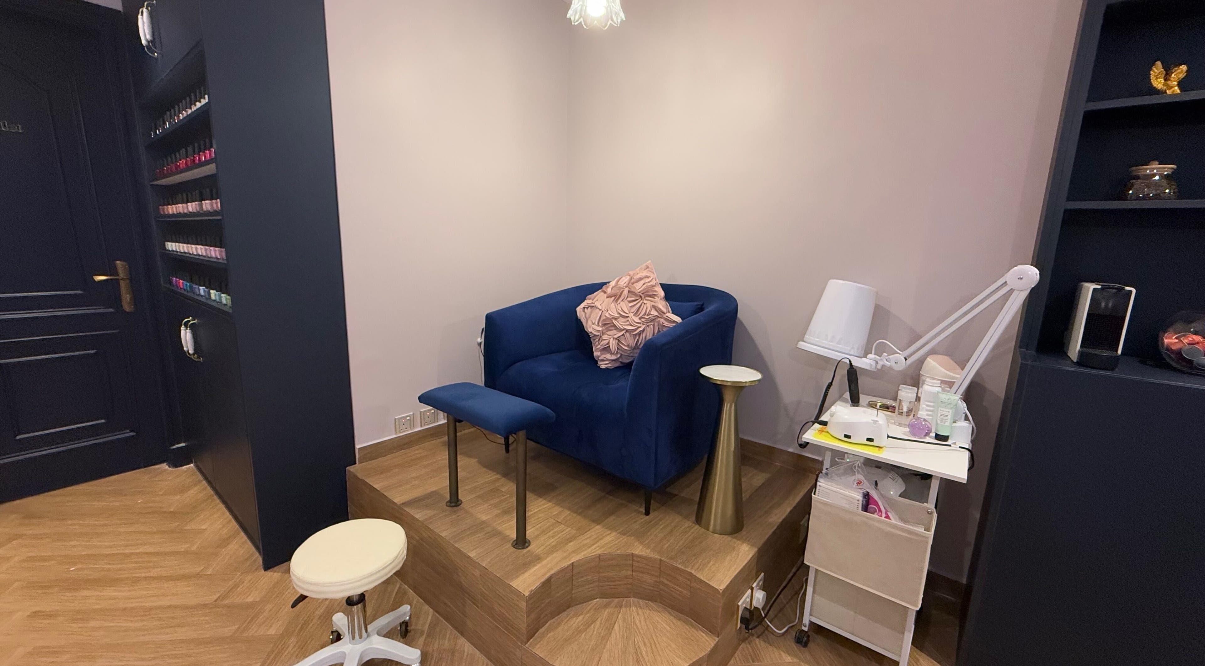 Elegant nail salon setup at Nailful Salon, Jeddah with a plush blue chair and manicure station.