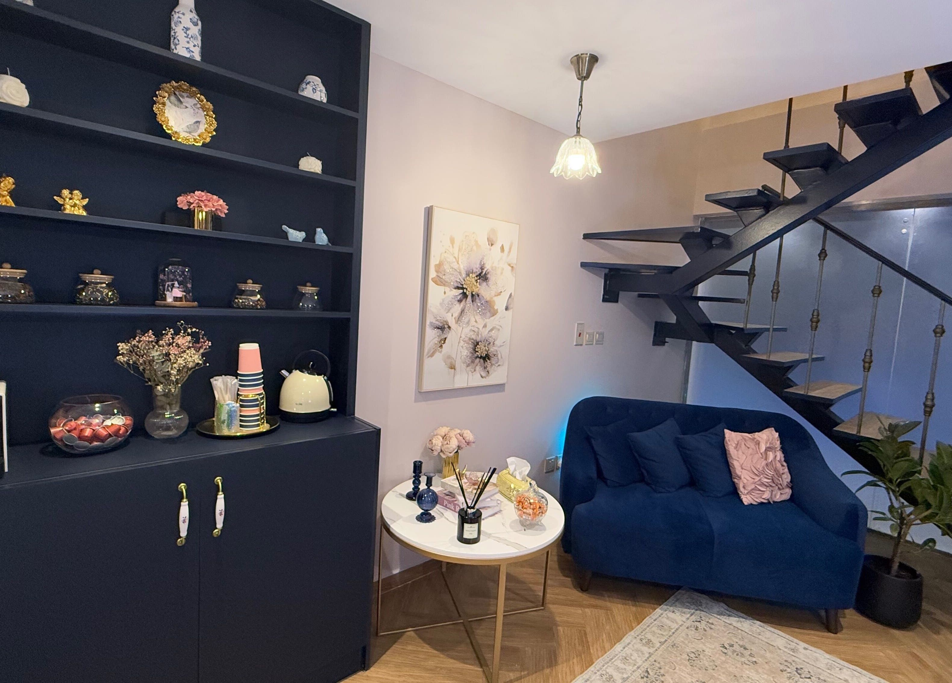 Elegant lounge area at Nailful Salon, Jeddah, Makkah Province, SA. Features modern decor and stylish furnishings.