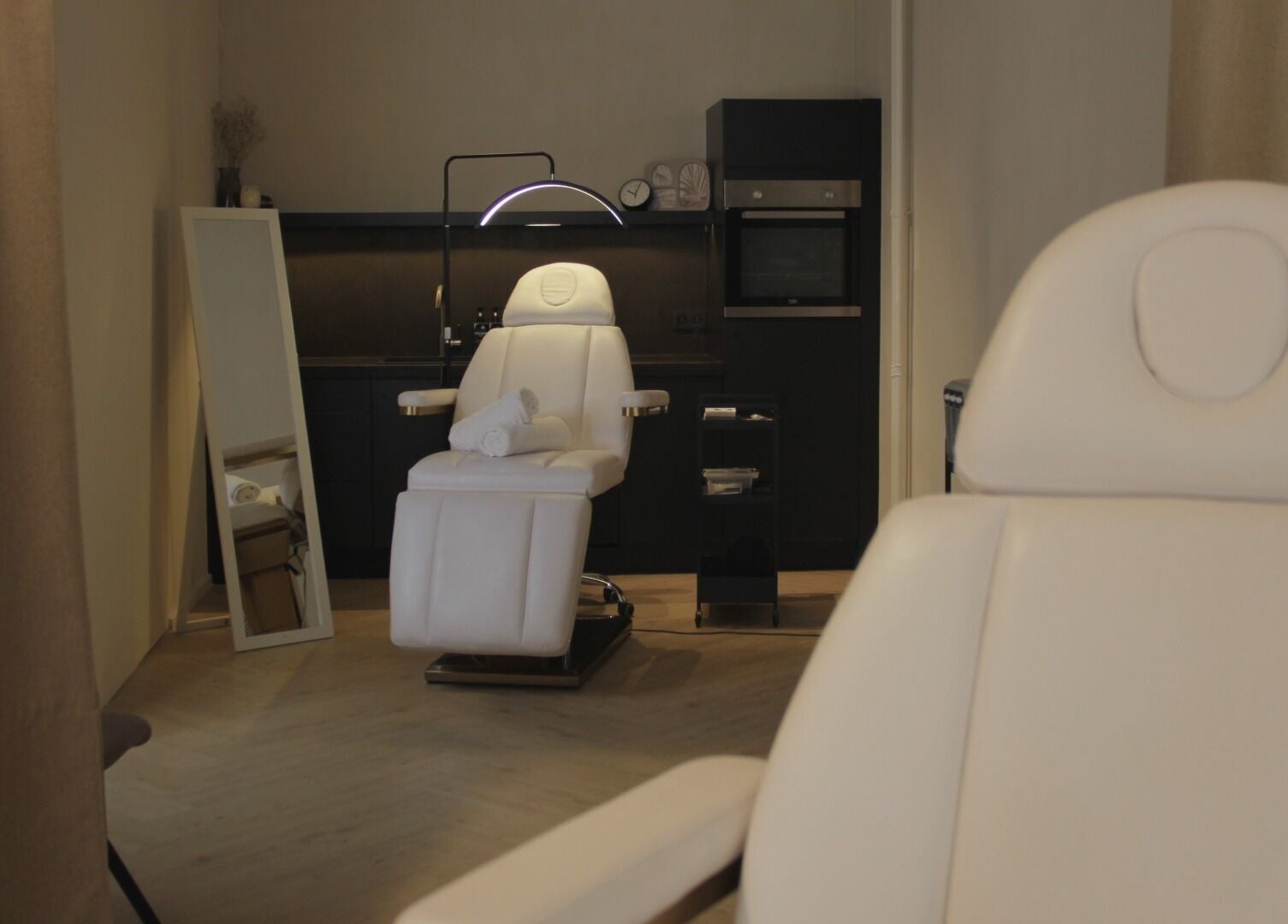 Wellnessruimte bij House of Elegance in Antwerpen, Vlaams Gewest, BE met luxe stoel.