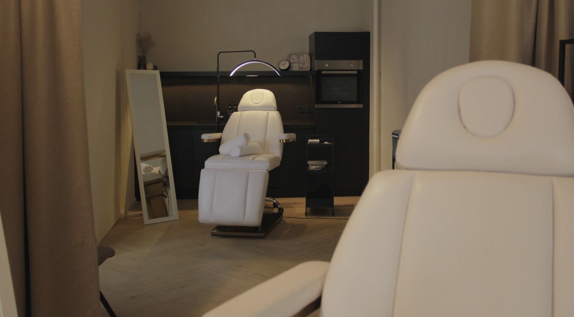 Wellnessruimte bij House of Elegance in Antwerpen, Vlaams Gewest, BE met luxe stoel.