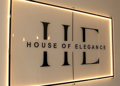 Verlichte naambord van House of Elegance in Antwerpen, Vlaams Gewest, BE.