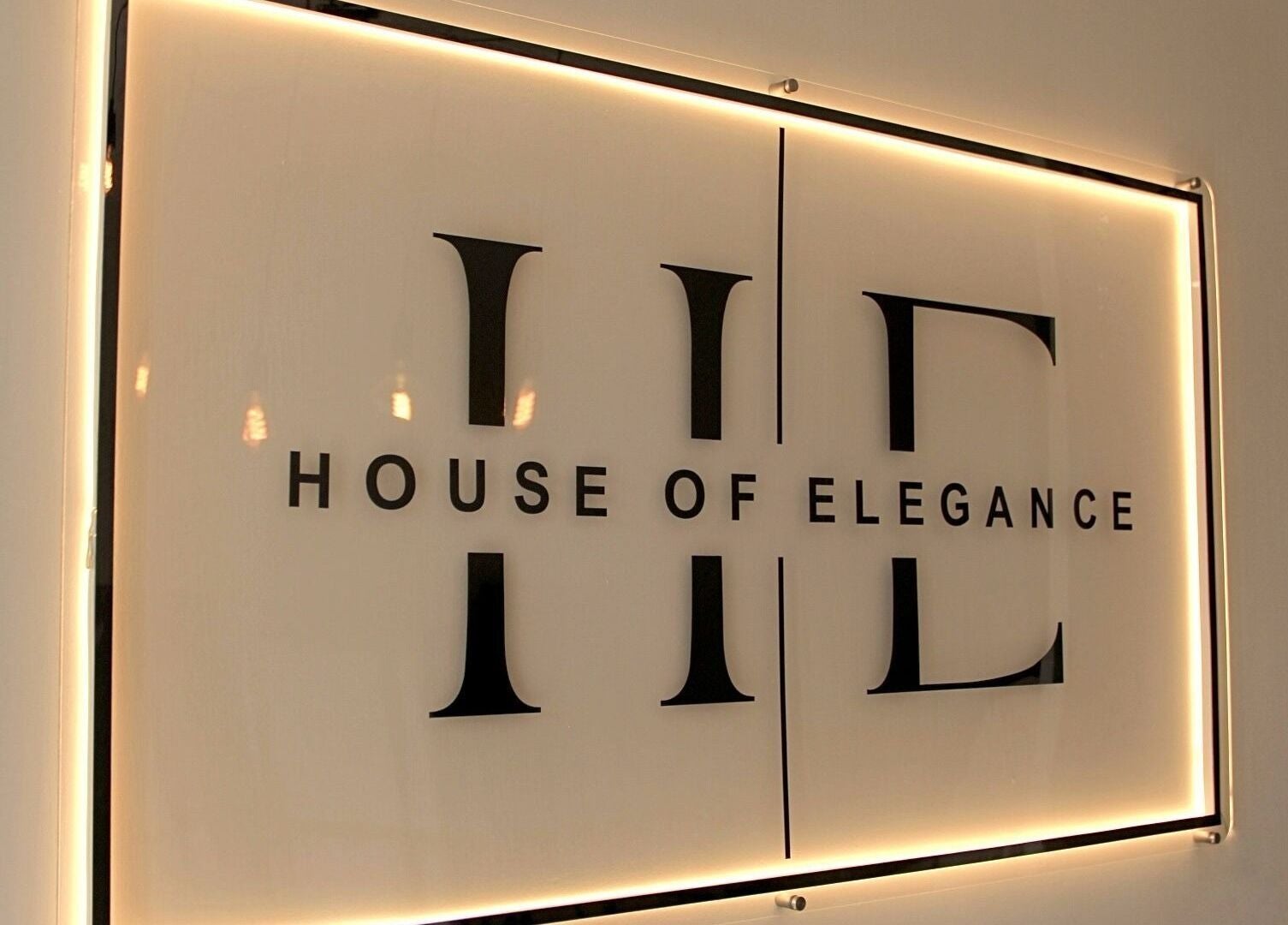 Verlichte naambord van House of Elegance in Antwerpen, Vlaams Gewest, BE.