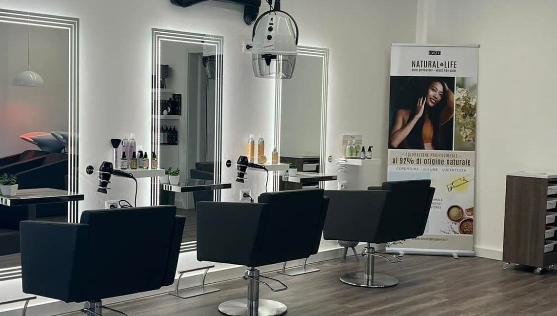 Salone moderno di FS Parrucchieri di Ferraro Fabiana a Renazzo, Emilia-romagna, IT con sedie e specchi illuminati.